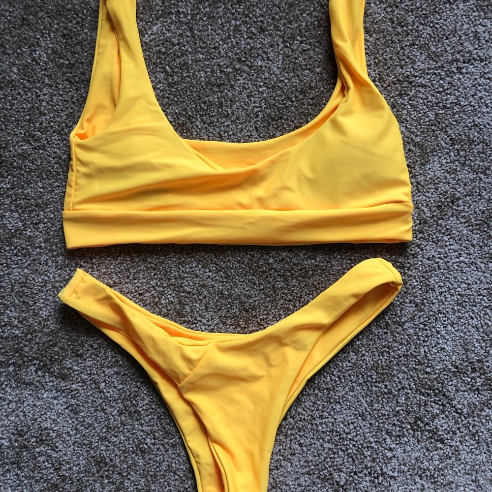 NEVER WORN yellow cheeky bikini